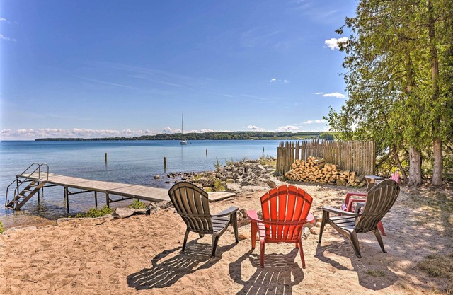 Quaint Studio w/Shared Beach: Walk to Suttons Bay