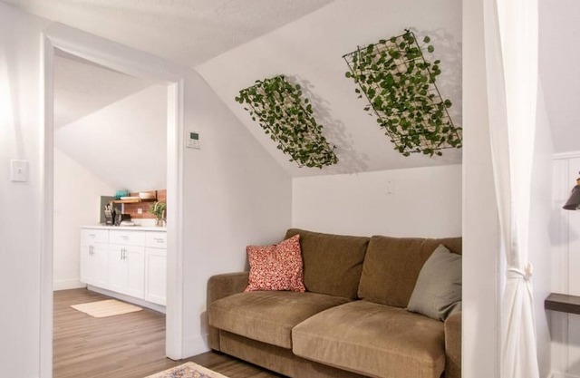Quaint Upstairs SLC Apartment