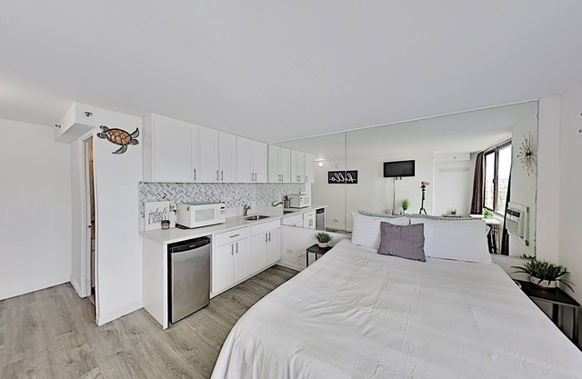 Quaint Waikiki Monarch Studio | Pool + Gym