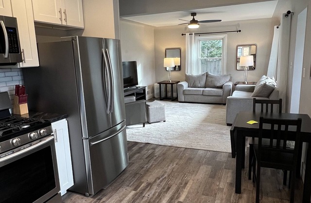 Quaint westside neighborhood 2BR/1B 30-day rental close to Lake Mac boardwalk