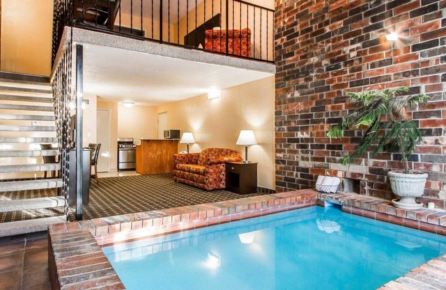 Quality Inn Ada near University