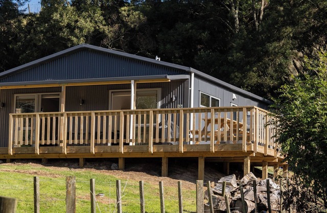 QUARRY CABIN - spa, outside shower, new build, rural peaceful private setting