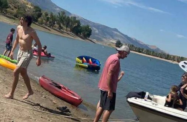 Queen and twin bed Trailer on private beach, Hammocks, tiki torches, fishing
