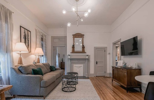 Queen Anne Victorian - Eclectic Apartment