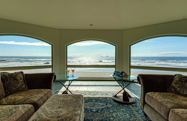 Queen Bee - Majestic Beach Front w/Vast Ocean Views, Spa