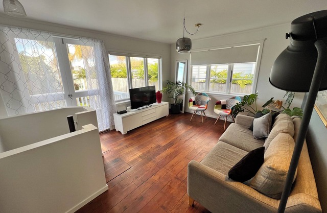 QUEEN ROOM Only @ PAGET House PONSONBY AUCKLAND One in a Five bedroom villa.