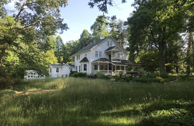Queen Suite in Historic House, Private Entrance