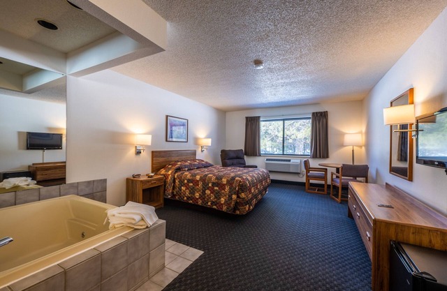 Queen Whirlpool Suite 101