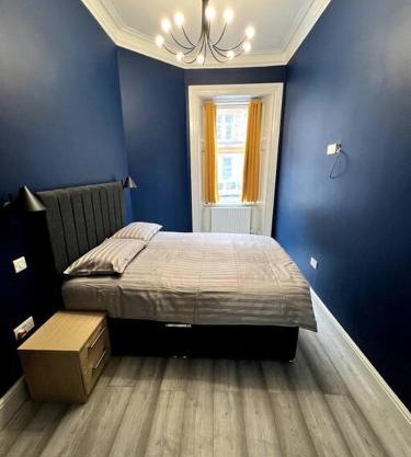 Queens Park Area, Beautiful vibrant ground floor Apartment Lovely