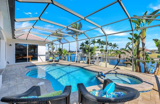 Quick Gulf Access Pool/Spa Home with Games Room + Tiki Hut