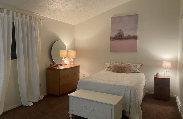 Quiet 2 BR with washer & dryer & back deck