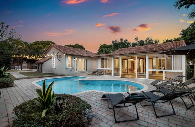 Quiet 4BR Villa w/Hot Tub, Games & Fenced Yard