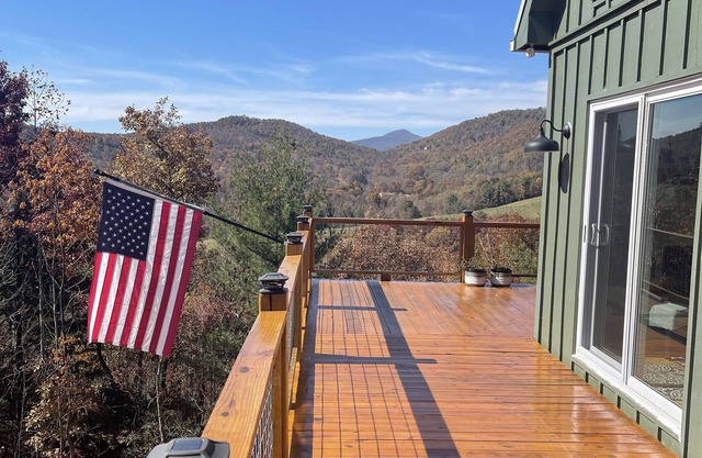 Quiet amazing views of NC mountains at the ‘Next Chapter’ cabin. Pet friendly.