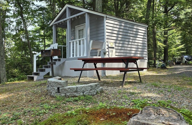 Quiet and Cozy Campground Cabin 2 near the lake