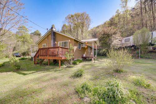 Quiet and Cozy Tuckasegee Retreat with Mountain Views!