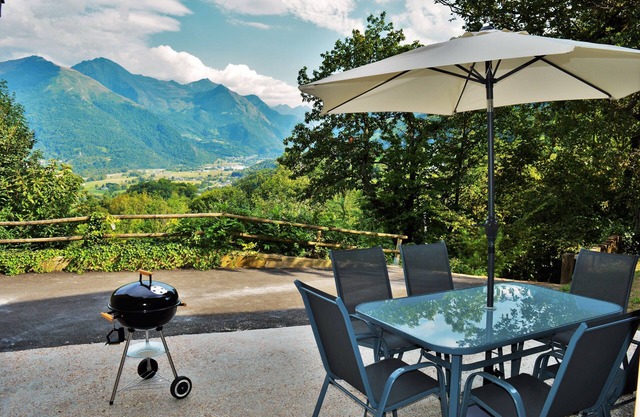 Quiet apartment overlooking the mountains