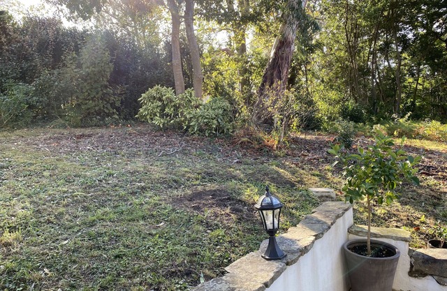 Quiet apartment in a wooded garden 10 minutes from the beach.