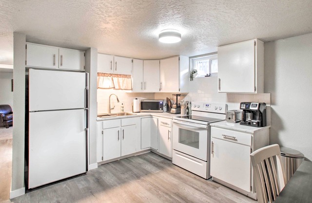 Quiet Apartment w/Deck: Hiking, Lake & More!