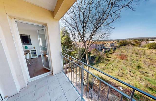 Quiet Apartment with Terrace, Parking, and AC, 5 Min Drive to Beach