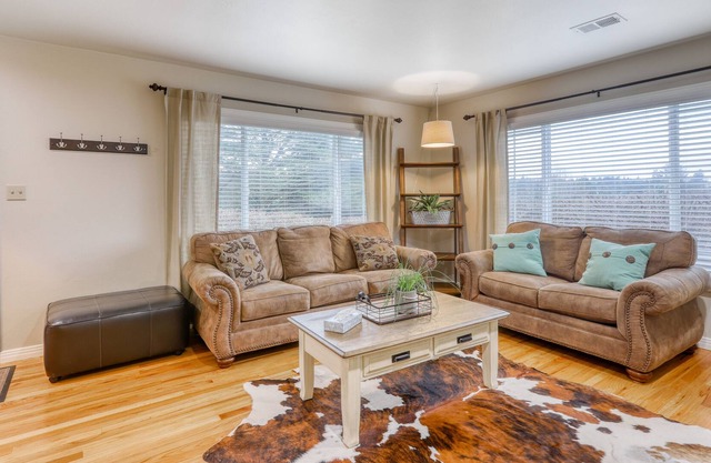 Quiet & comfortable house w/gas grill - drive to beaches & amazing sunset spots!