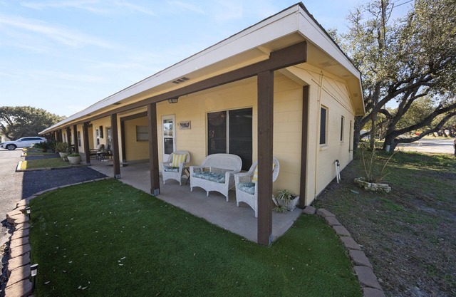 Quiet Cottage steps away from Fulton Pier | Sleeps 4
