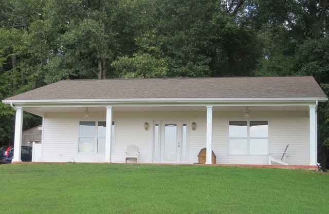 Quiet Country Cottage on Family Farm, 30 min from Paducah