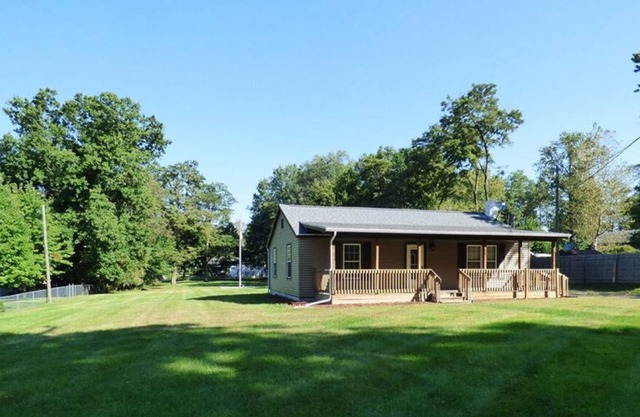 Quiet, cozy 2 bedroom home with covered porches but only minutes from South Bend