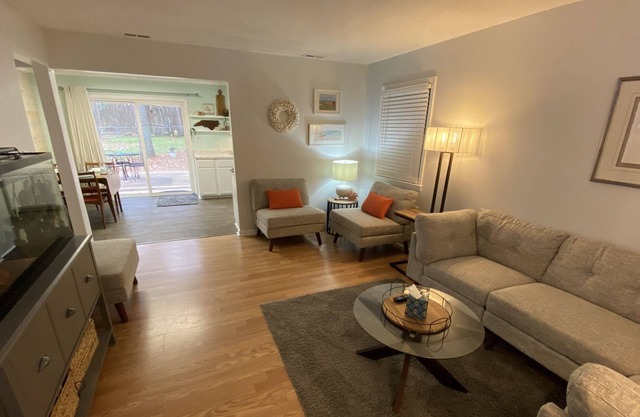 Quiet & cozy 2 bedroom with large yard