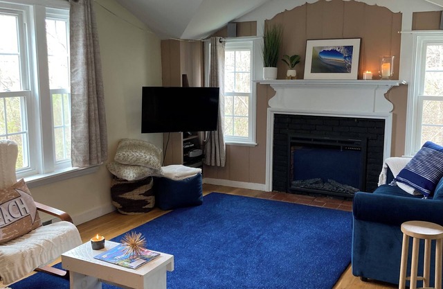 Quiet Cozy Apt Minutes from the Beaches and Shops!