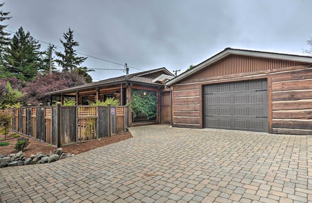 Quiet & Cozy Eureka Home Near Sequoia Park & Zoo!