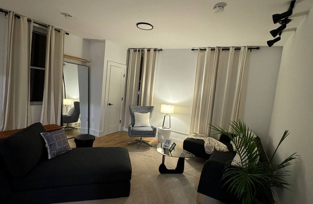 "Quiet, Cozy, & Just 10 Mins to NYC – Your Hoboken Oasis Awaits!"nn
