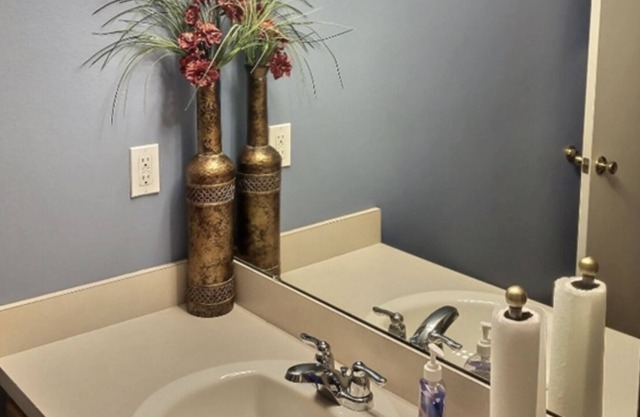 Quiet & Cozy Townhome Minutes From Downtown