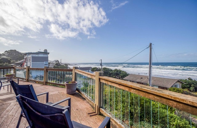 Quiet Depoe Bay Oceanview Log Home, Three King Bedrooms, Games and Firepit!