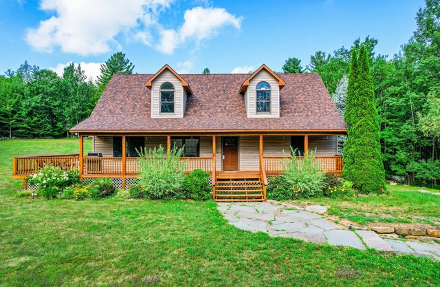 Quiet dog-friendly retreat with large yard, hot tub, deck, grill, foosball & W/D