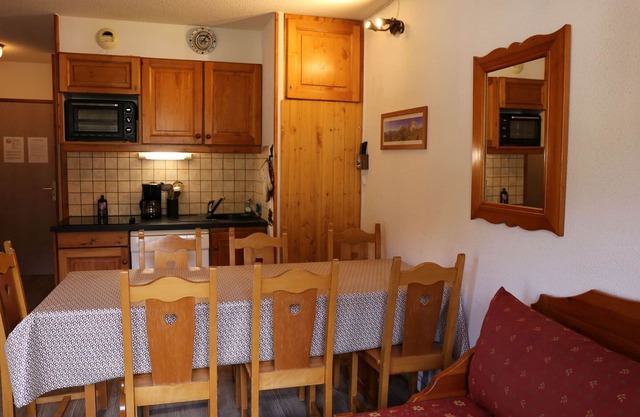 Quiet duplex for 8, close to services