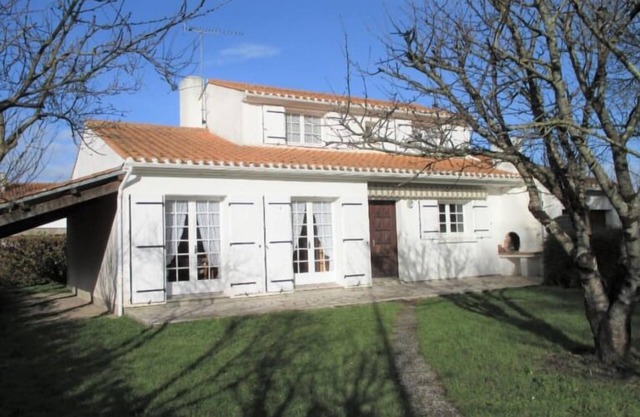 Quiet family home between sea and marsh