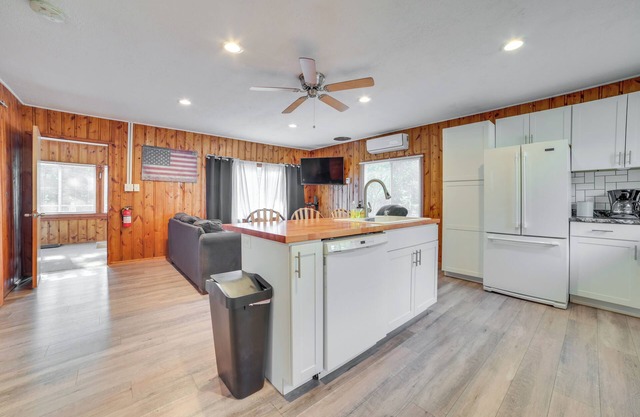 Quiet Family Home w/Yard < 1 Mi to Houghton Lake!