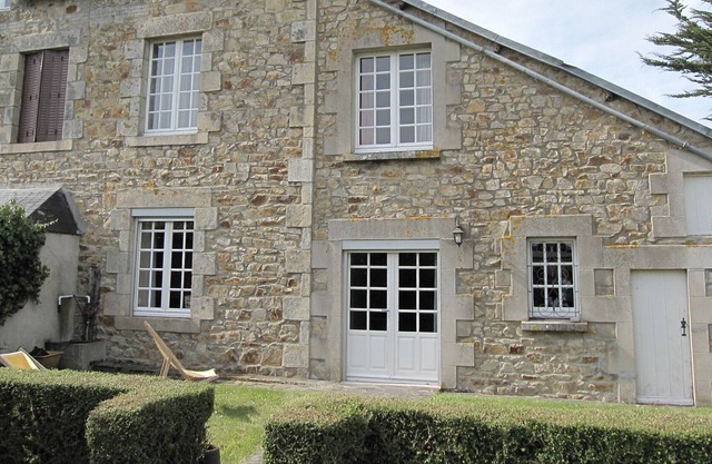 Quiet family home between sea and countryside