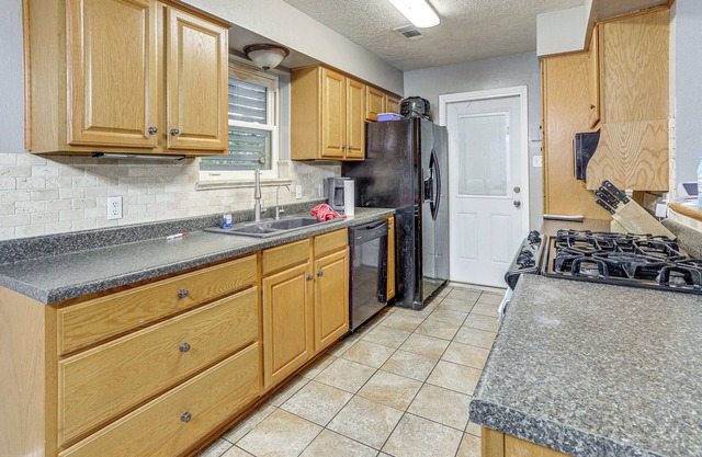 Quiet Family Home w/Yard ~ 15 Mi to Galveston!