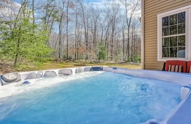Quiet, Family Retreat 2 lots from the Lake with a beautiful 7 person Hot Tub !