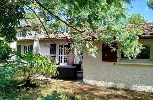 Quiet family villa with enclosed garden, near ocean and bay, sleeps 8