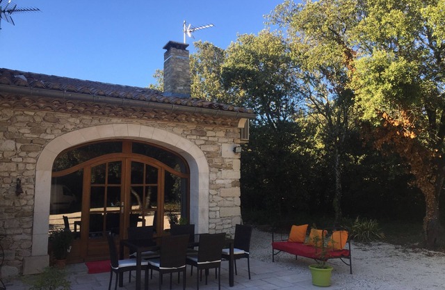 Quiet gîte in the enclave of the Popes