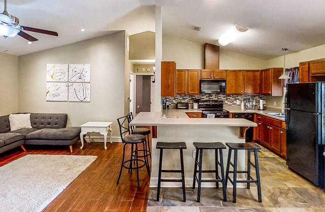 Quiet Home with Big Backyard & Grill, Full Kitchen - Near Lake Bradford, Golf