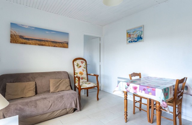 Quiet house for 3 near lake & ocean, terrace & BBQ