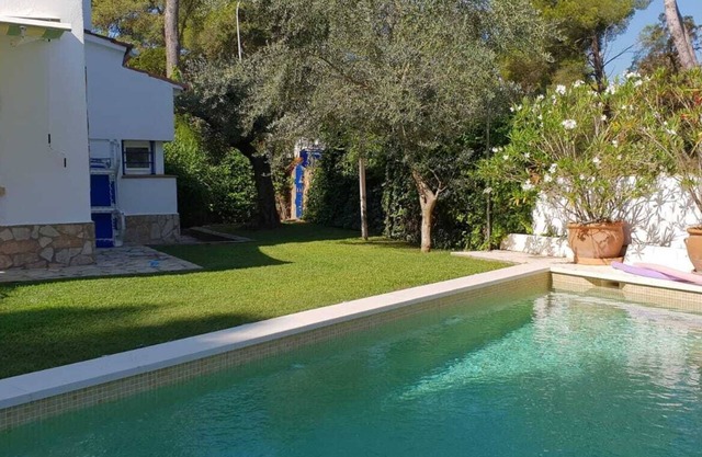 quiet house with pool near beach