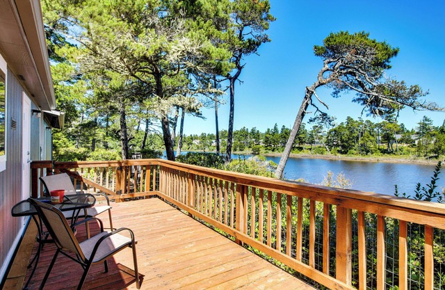 Quiet Lakefront Retreat < 2 Mi to Heceta Beach!