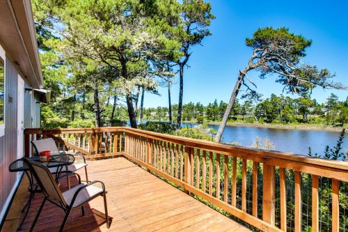 Quiet Lakefront Retreat Less Than 2 Mi to Heceta Beach!