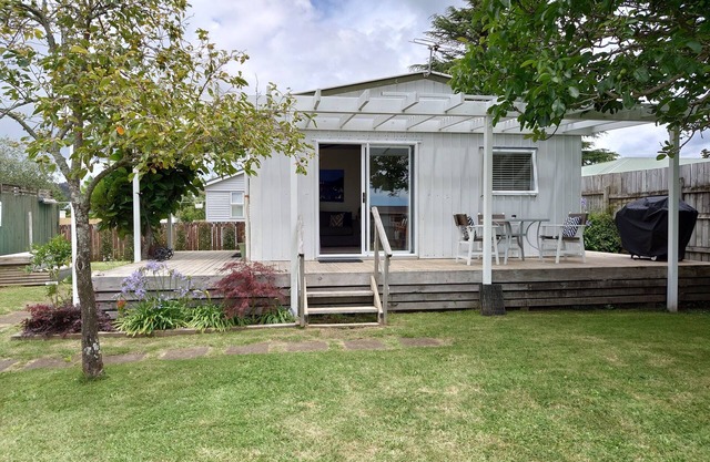 Quiet little batch just 5min walk from shops