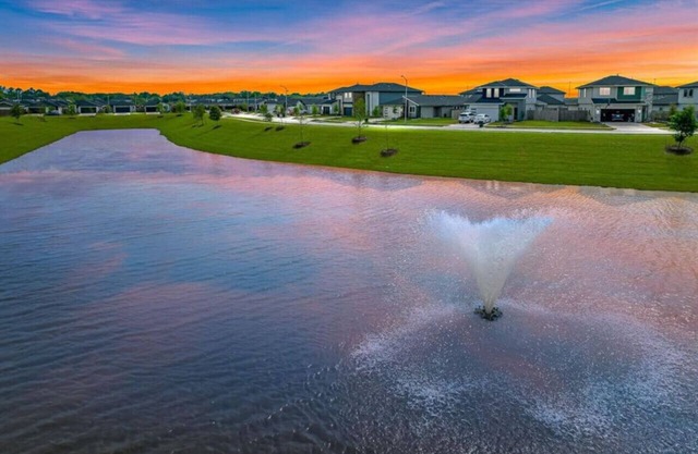 Quiet Modern Stay: Free Snacks & Near NRG