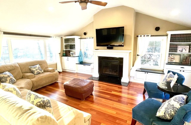 Quiet Neighborhood, Close to T, Free Wifi, Cable. Washer & Dryer, A/C, Hiking.
